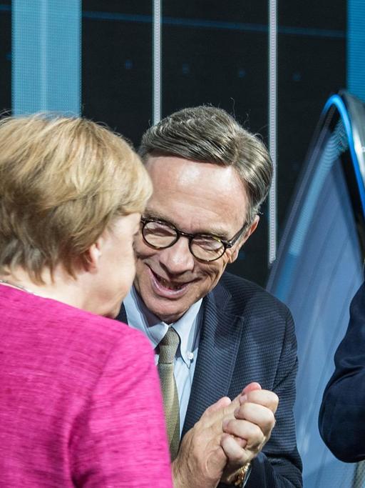 Verkehrsminister Alexander Dobrindt (l-r, CSU),VDA-Präsident Matthias Wissmann und der Vorstandsvorsitzende der Daimler AG, Dieter Zetsche, applaudieren der Bundeskanzlerin Angela Merkel (CDU) am 14.09.2017