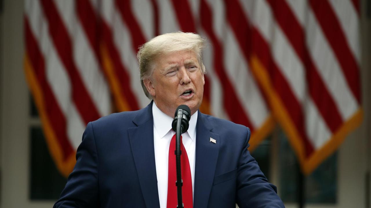 Donald Trump, Präsident der USA, spricht während einer Pressekonferenz im Rosengarten des Weißen Hauses.