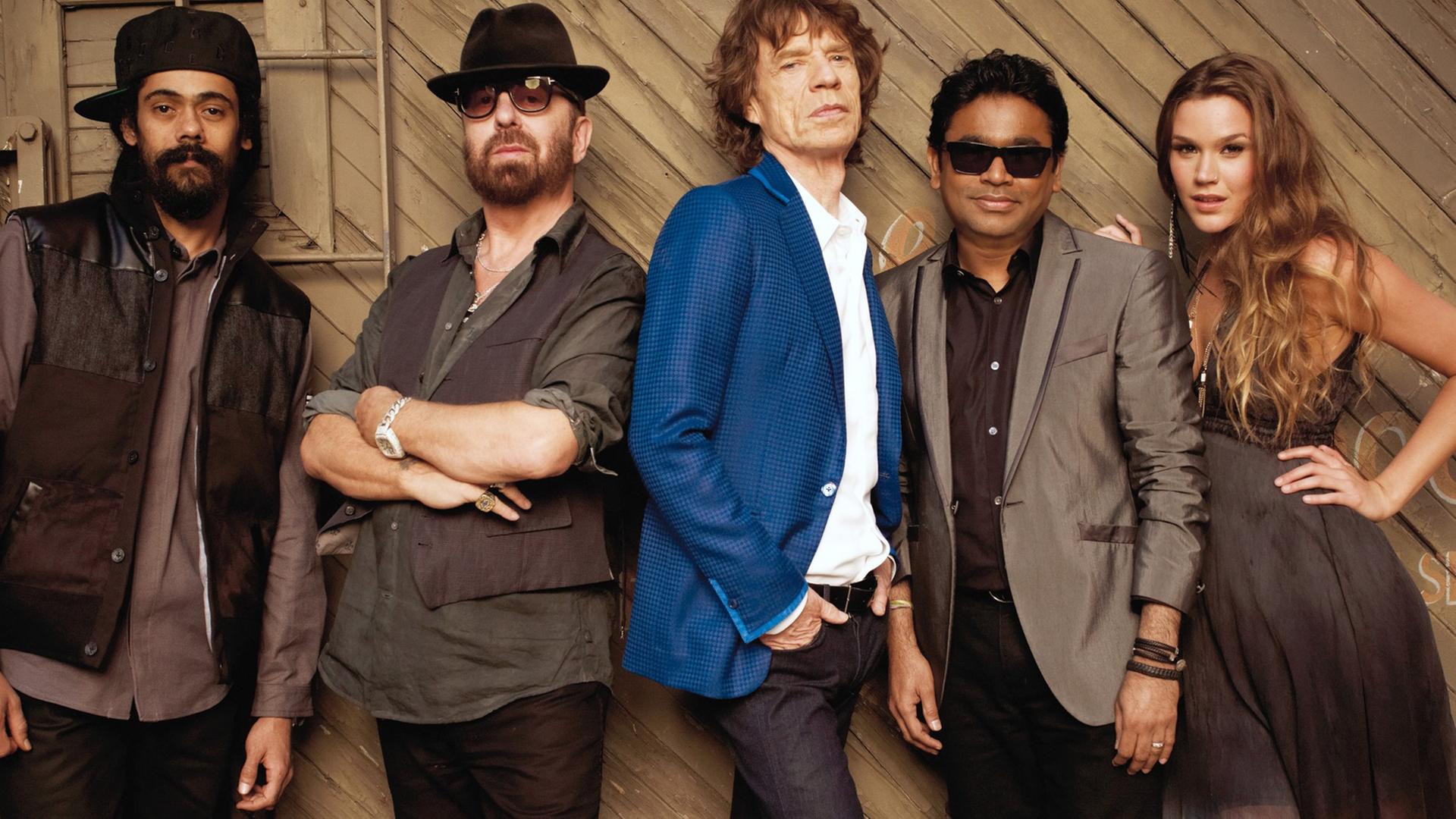 Die Band SuperHeavy um den Rolling-Stones-Frontmann Mick Jagger (M.).