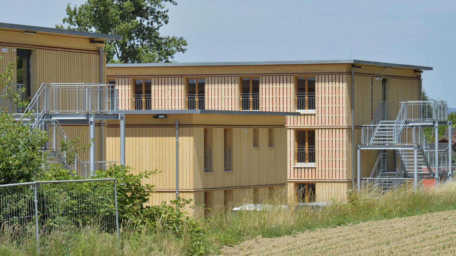 Neue Flüchtlingsunterkünfte in Freiburg, kurz vor der Fertigstellung im Juli 2016. Im Projekt "Längenloh" leben Flüchtlinge und Studierende zusammen.