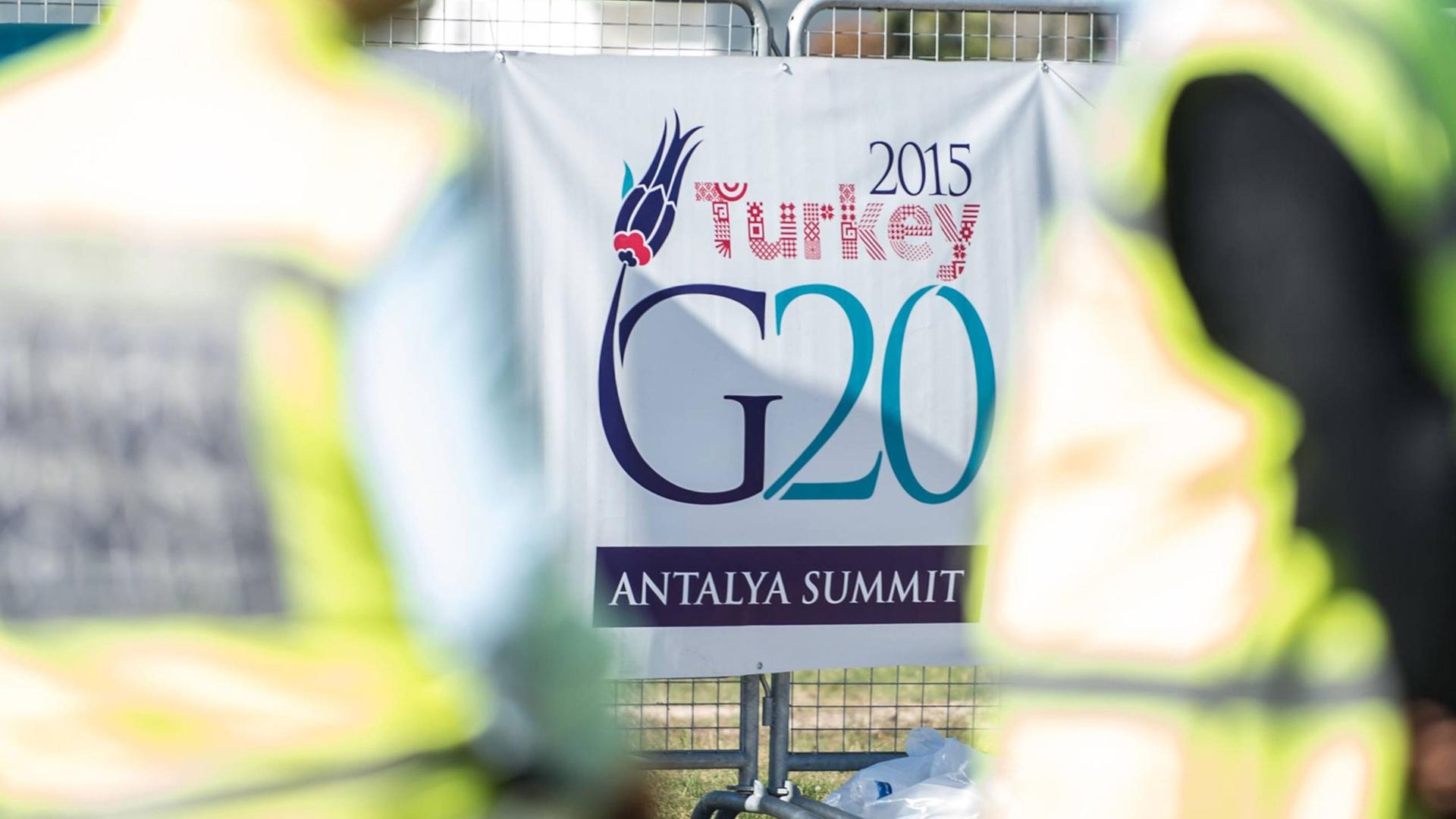 Türkische Polizisten bewachen das Tagungsgelände des G20-Gipfels in Antalya (Türkei)