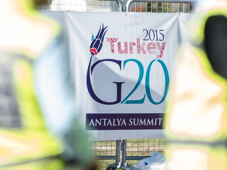 Türkische Polizisten bewachen das Tagungsgelände des G20-Gipfels in Antalya (Türkei)