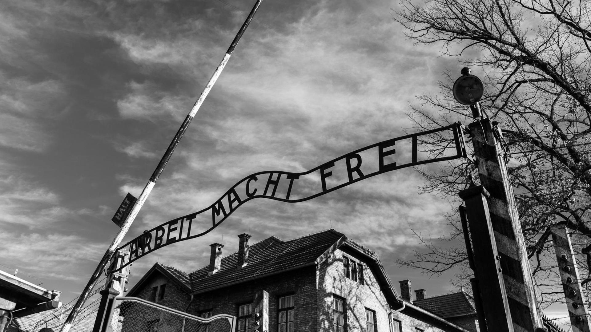 Das Tor zum Konzentrations-Lager Auschwitz. Über dem Tor steht: "Arbeit macht frei".
