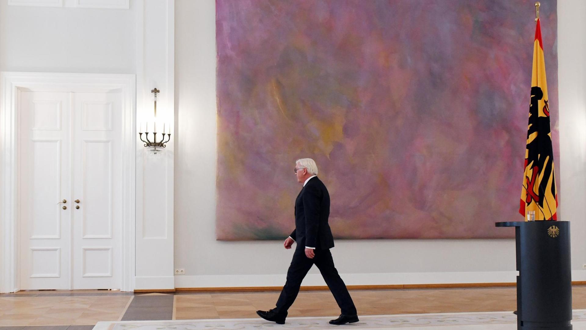 Bundespräsident Frank-Walter Steinmeier verlässt den Raum im Schloss Bellevue, nachdem er eine Erklärung abgegeben hat