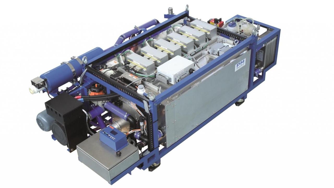 Rechteckiger Kasten mit Anschlüssen und Kabeln: Eine kompakte Brennstoffzelle, die als Motor für Fähren dient. Rechteckiger Kasten mit Anschlüssen und Kabeln: Eine kompakte Brennstoffzelle, die als Motor für Fähren dient.