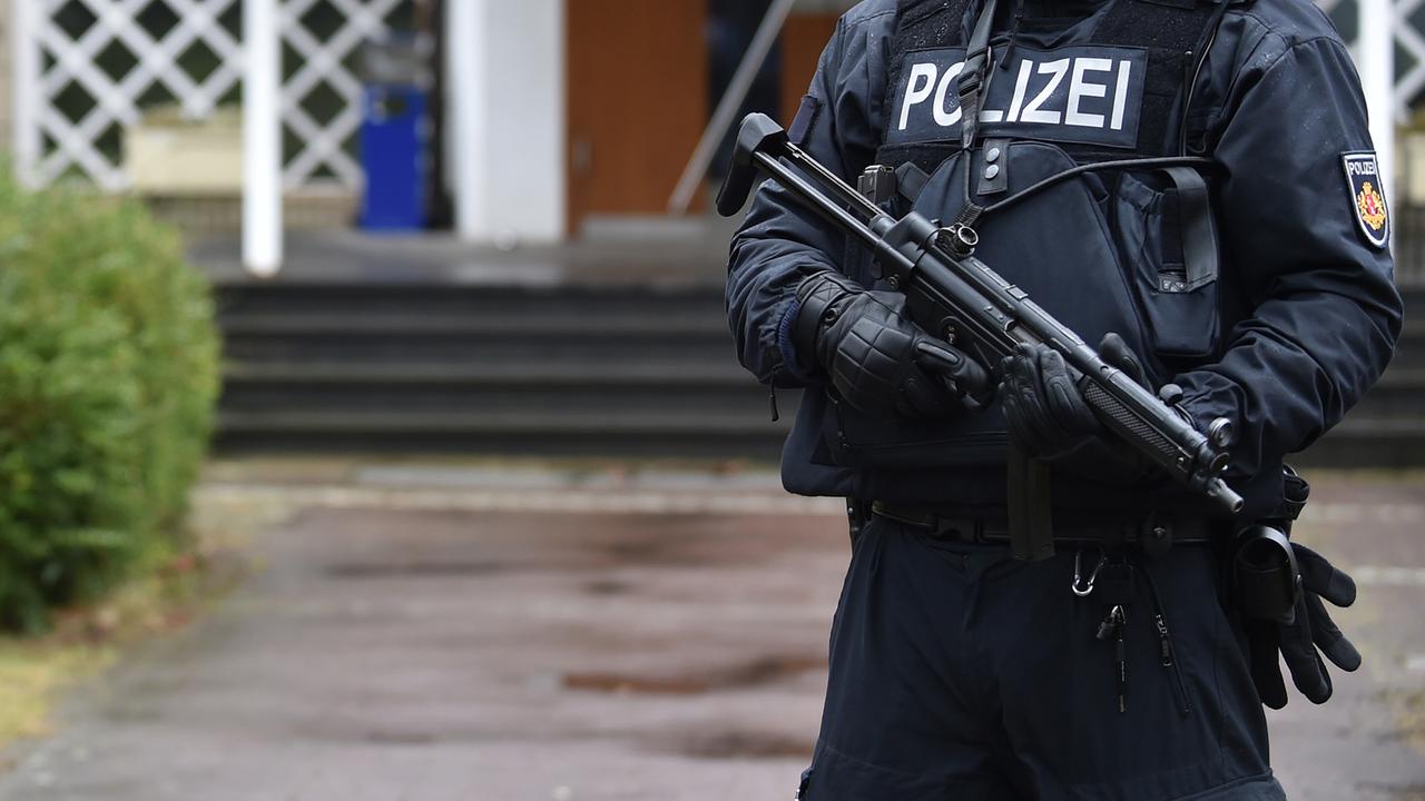 Ein Polizist bewacht in Bremen eine Synagoge.