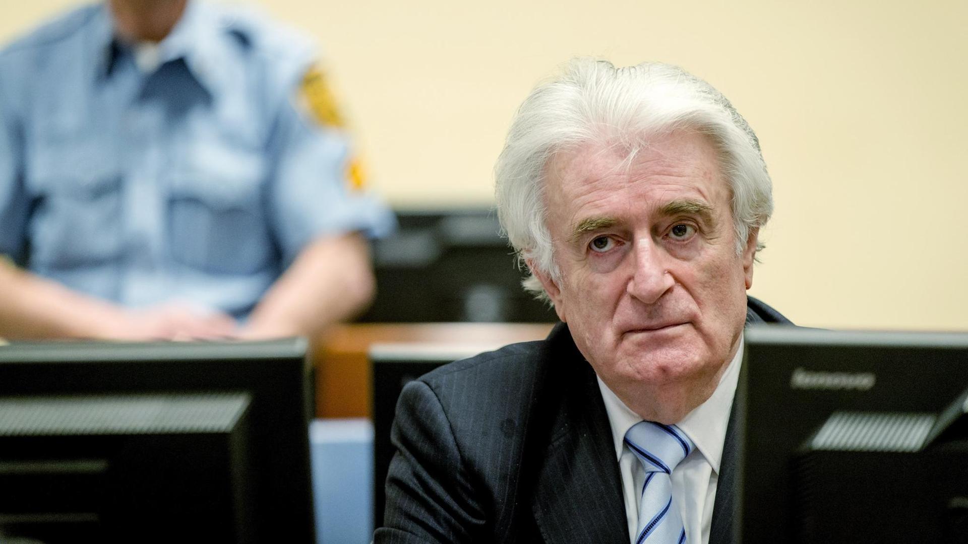 Der ehemalige bosnische Serbenführer Radovan Karadzic bei der Urteilsverkündung des UNO-Kriegsverbrechertribunals in Den Haag am 24.03.2016.