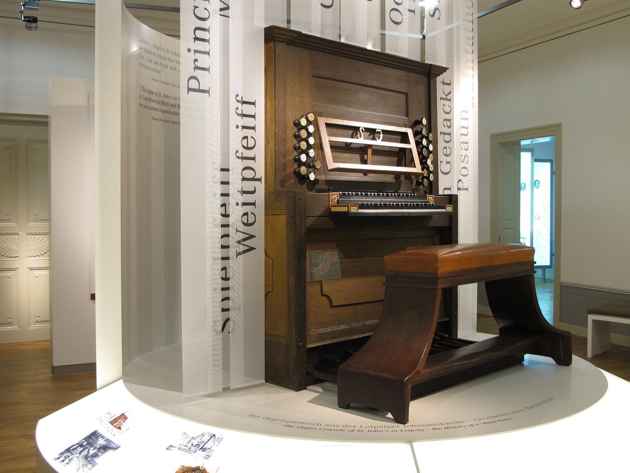 Der Orgelspieltisch aus der Johanniskirche ist eine Leihgabe des Museums für Musikinstrumente der Universität Leipzig.
