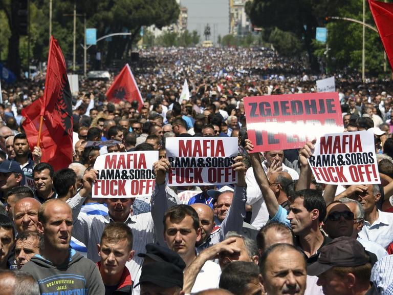 Anhänger der Opposition versammeln sich in der albanischen Hauptstadt Tirana zu einer Demonstration gegen Regierungschef Rama.