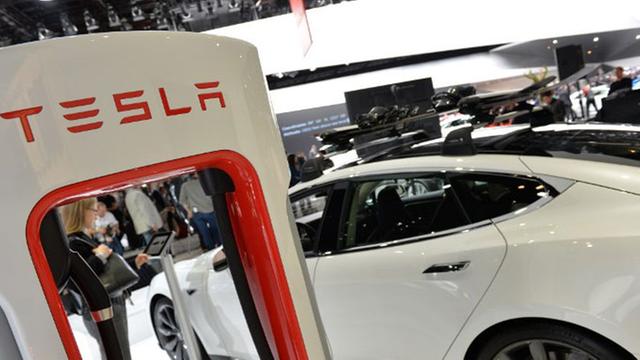 Das Elektroauto Tesla P85+ steht an einer Ladestation während der Internationalen Auto Show in Detroit.