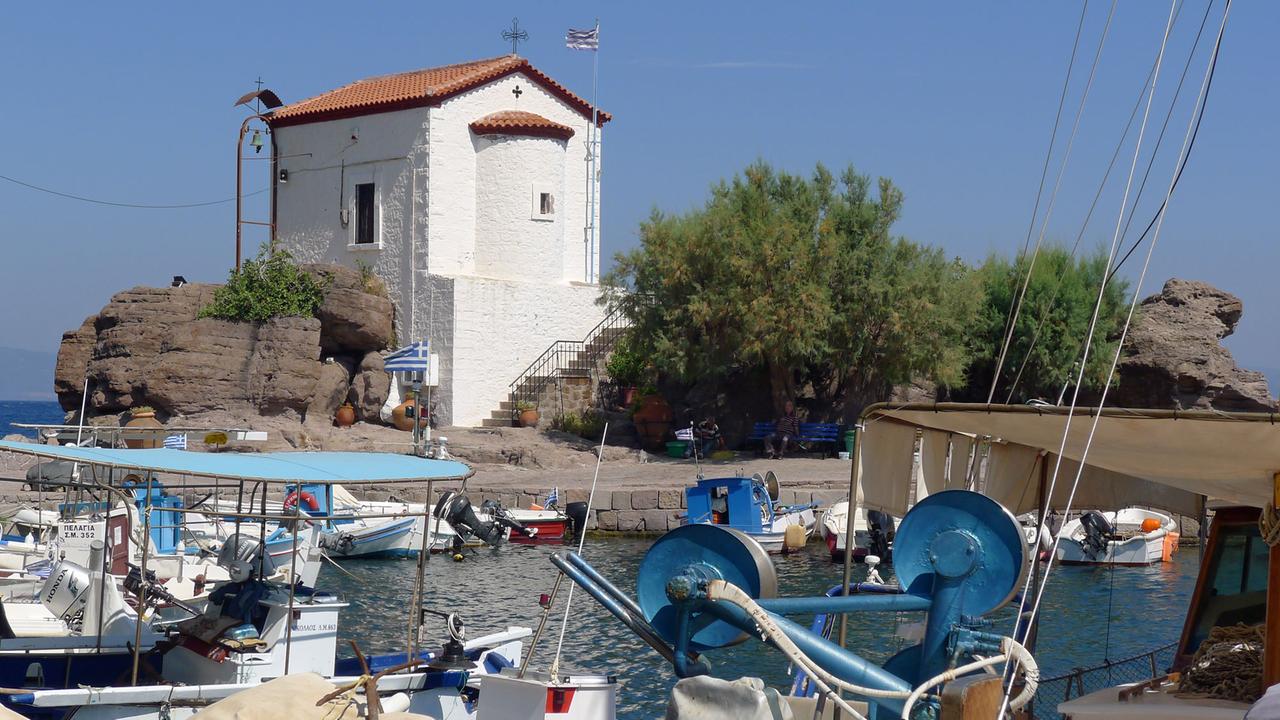 Das Fischerdorf Skala Sikamineas auf der griechischen Insel Lesbos