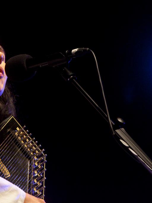 Die britische Musikerin PJ Harvey auf dem Roskilde Festival in Dänemark am 30. Juni 2011