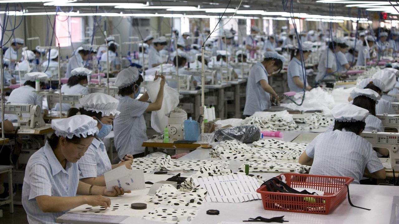 Nordkoreanische Arbeiter in einer südkoreanischen Textilfabrik