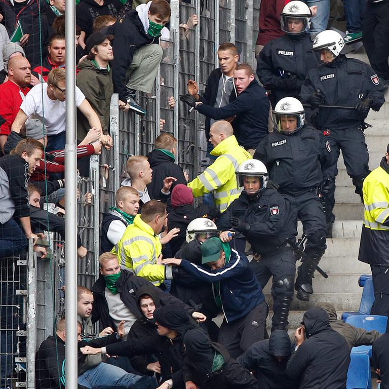 Polizeieinsatz beim "Risikospiel" Hamburger SV gegen Werder Bremen am 21. September 2013