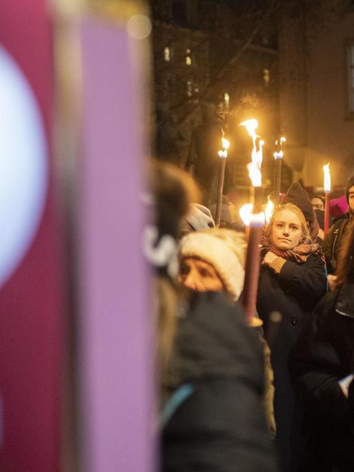 Frauen und Maenner demonstrieren für Frauenrechte, Gleichberechtigung und gegen Diskriminierung am "Women's March" in der Stadt Zürich.
