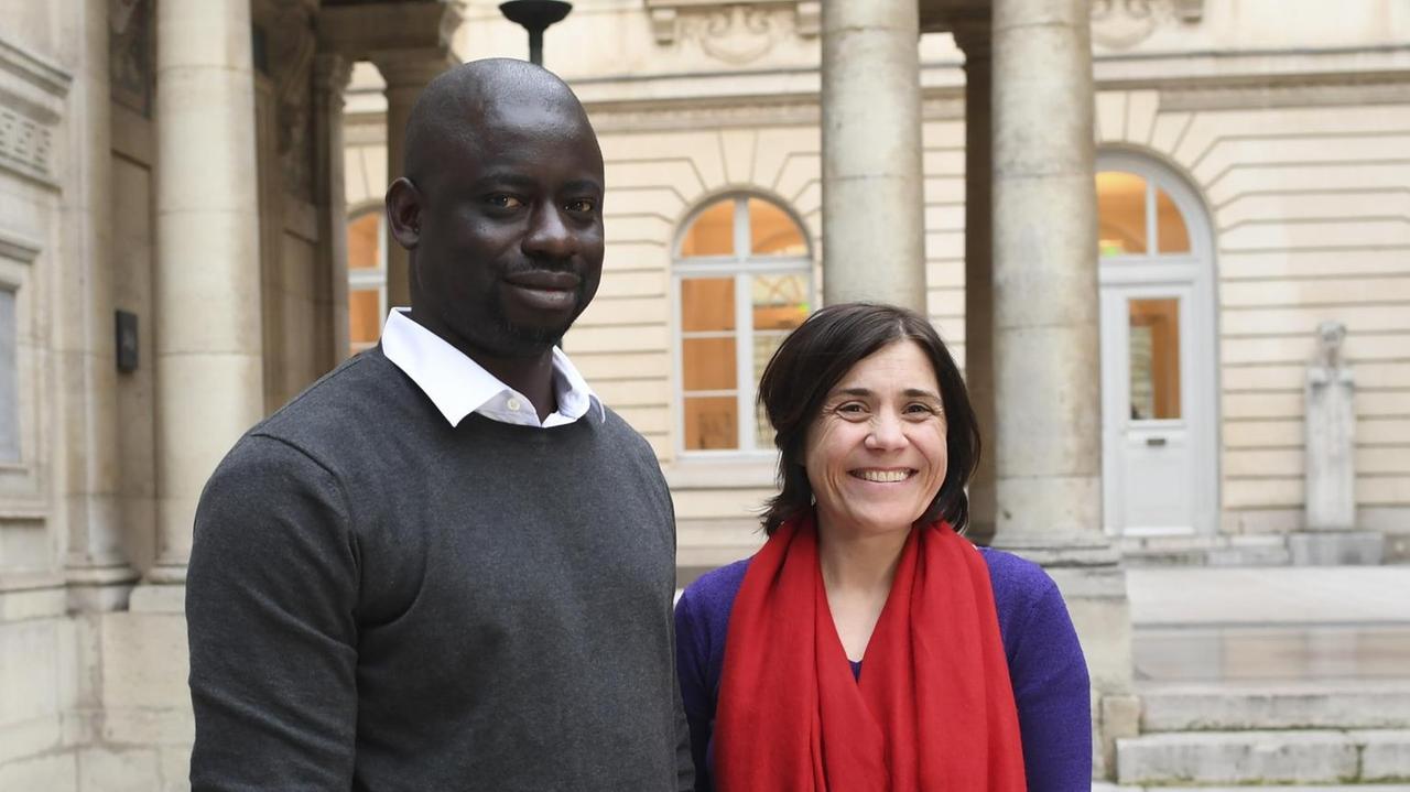 Französische Kunsthistorikerin Benedicte Savoy (R) und senegalesischer Ökonom Felwine Sarr (L) am 21.03.2018 in Paris. - Die zwei Akademiker wurden von Emmanuel Macron beauftragt einen Leitfaden für Frankreich zum Umgang mit kolonialen Objekten herauszugeben
