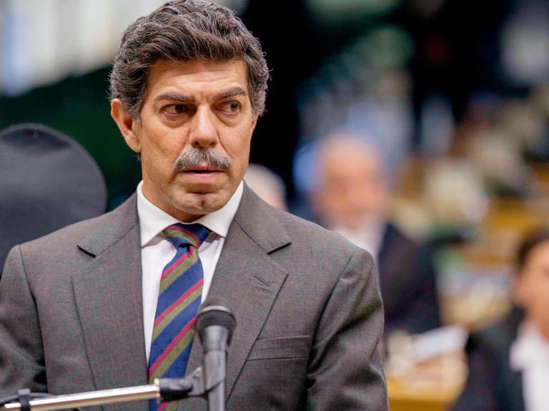 Im Still aus "Il Traditore" sitzt Pierfrancesco Favino als Zeuge im Gerichtssaal.