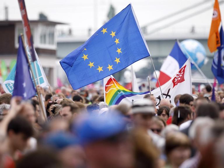 EU-Flaggen bei der Demonstration 'Ein Europa für alle - Deine Stimme gegen den Nationalismus' in Köln vor der Europawahl
