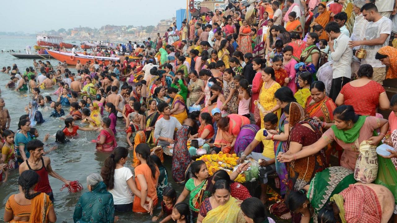 VARANASI, INDIEN - 24. MAI: Eifrige Anhänger treten zusammen, um ein heiliges Bad im Fluss Ganga anlässlich Ganga Dussehra bei Sheetla Ghat am 24. Mai 2018 in Varanasi, Indien zu nehmen. Es wird von Hindus geglaubt, dass der heilige Fluss Ganges an diesem Tag vom Himmel zur Erde herabstieg. (Foto von Rajesh Kumar / Hindustan Times) Eifrige nehmen Bad in Ganga in Varanasi bei Ganga Dussehra PUBLICATIONxNOTxINxIND   VARANASI, INDIA - MAY 24: Devotees gather to take a holy dip in River Ganga on the occasion of Ganga Dussehra at Sheetla Ghat on May 24, 2018 in Varanasi, India. It is believed by Hindus that the holy river Ganges descended from heaven to earth on this day. (Photo by Rajesh Kumar/Hindustan Times) Devotees Take Bath In Ganga In Varanasi On Occasion Of Ganga Dussehra PUBLICATIONxNOTxINxIND