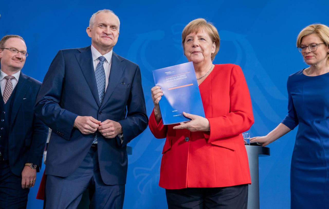 Berlin: Bundeskanzlerin Angela Merkel (CDU) steht neben dem Vorsitzenden des Sachverständigenrates Christoph M. Schmidt bei der Übergabe des Sondergutachten zum CO2-Preis in Anwesenheit von Landwirtschaftsministerin Julia Klöckner (CDU, r) und dem Mitglied des Sachverständigenrats Lars Feld.