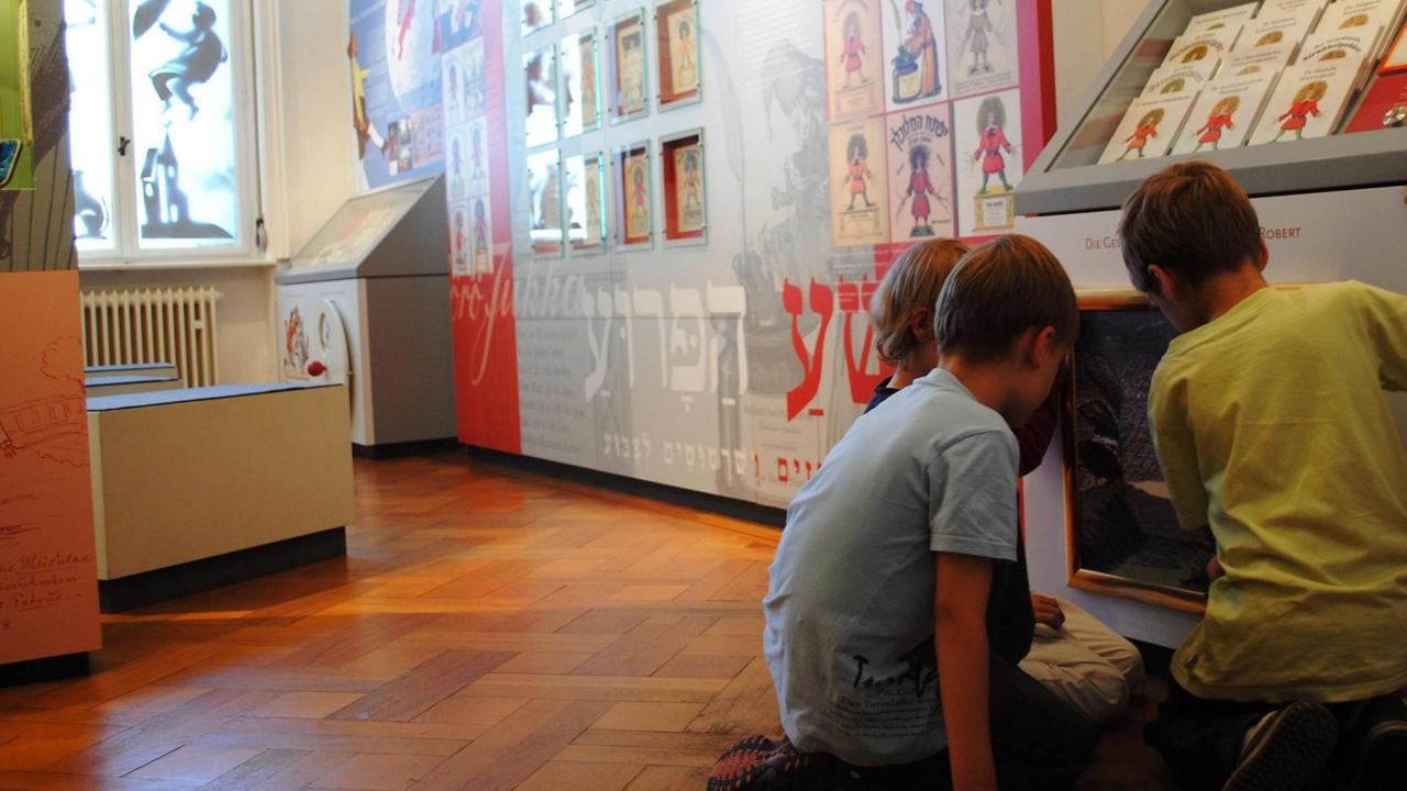 Kinder im Struwwelpeter-Museum in Frankfurt am MAin.