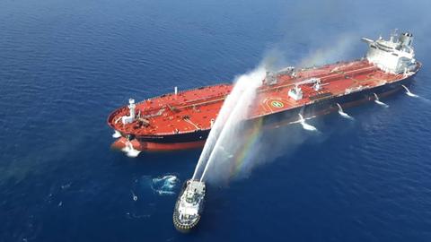Iranisches Marineschiff bei dem Versuch, Feuer auf dem norwegischen Tankschiff Altair zu löschen, das mutmaßlich durch einen Angriff im Golf von Oman ausgelöst wurde, 13. Juni 2019