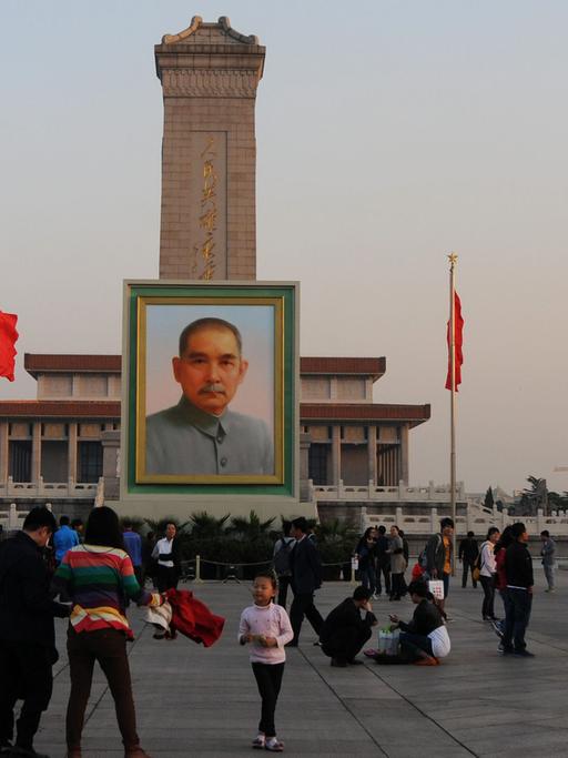 28. APRIL 2013 Gigantisches Portrait von Sun Yat-sen auf dem Platz des Himmlischen Friedens
