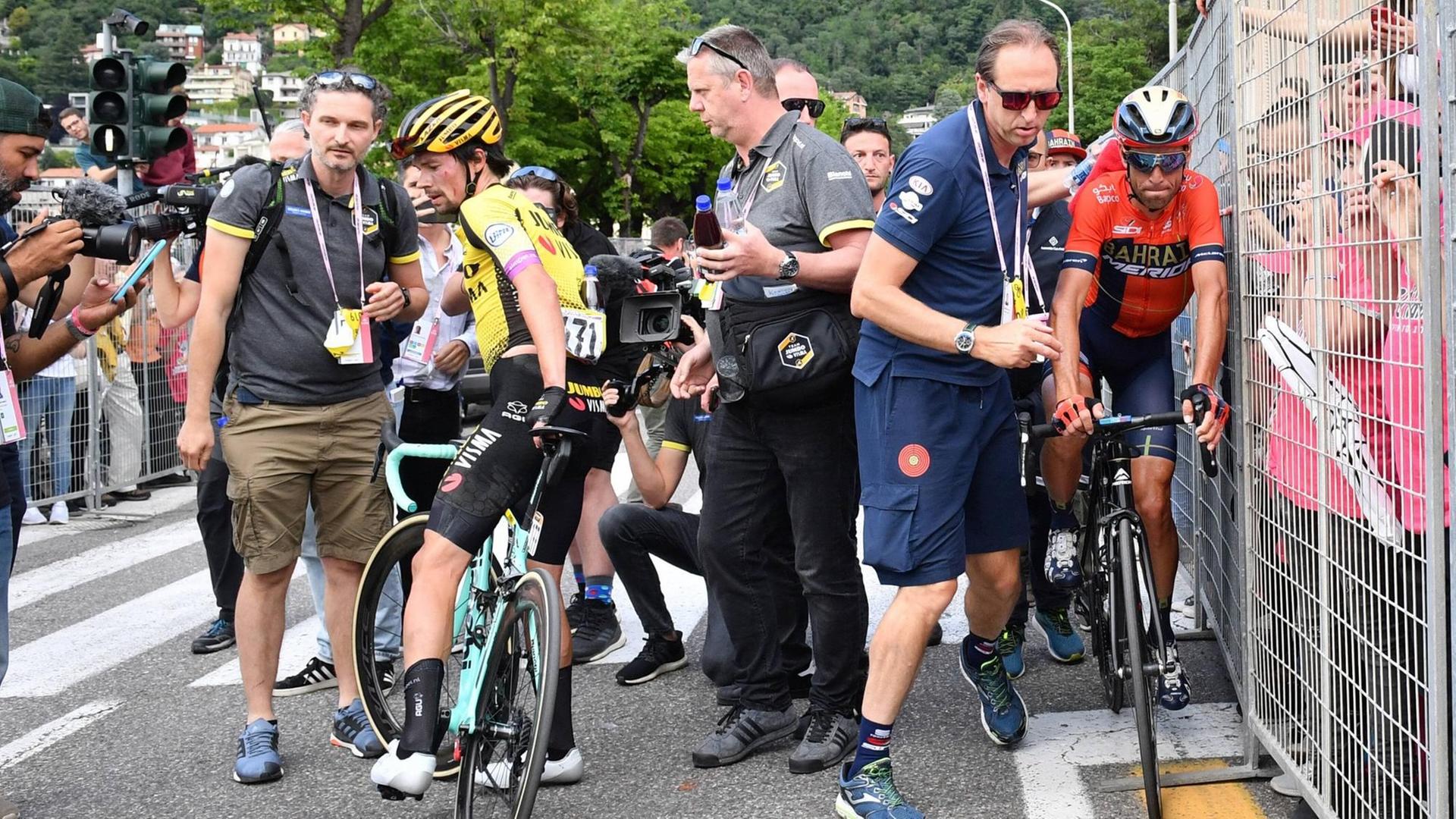 Der slowenische Radprofi Primoz Roglic steht mit seinem Rad bei der 15. Etappe des Giro d'Italia 2019
