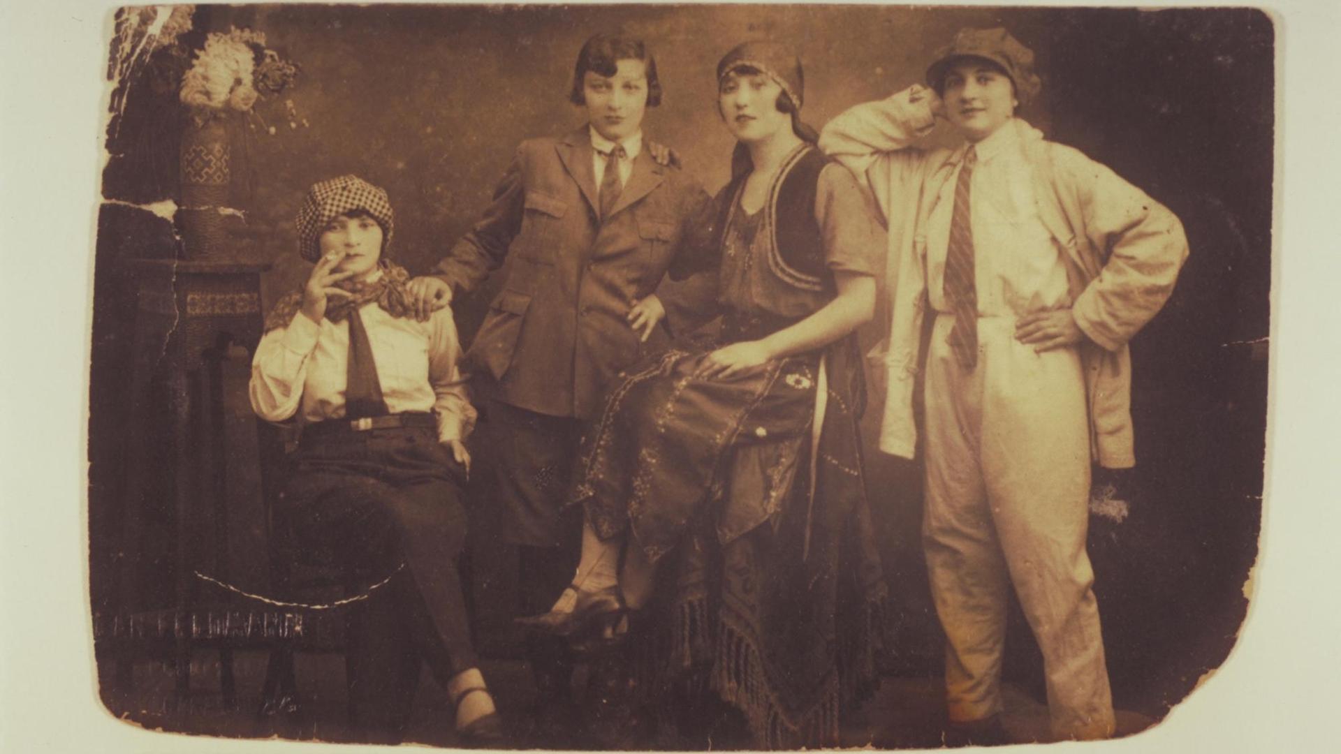 Spannende, teils unbekannte Geschichten von Frauen und der Frauenbewegung aufzubereiten und auffindbar zu machen, ist ein wichtiges Ziel des DDF und der i.d.a.-Einrichtungen, Symbolbild DDF, anonymes Gruppenbild, um 1920