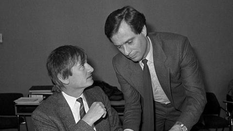 Die Ausschussmitglieder Otto Schily (l, damals Grüne) und Dieter Spöri (r, SPD) vor der Fortführung der Beweisaufnahme im Untersuchungsausschuss zur Flick-Affäre am 19. Januar 1984 in Bonn. Der Bundestagsausschuss sollte ermitteln, ob die umstrittene Steuerbefreiung in Höhe von mehreren Millionen Mark für den Flick-Konzern mit der Zahlung von Schmiergeldern an Parteien in Zusammenhang steht.
