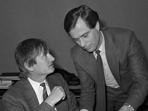 Otto Schily (l, damals Grüne) und Dieter Spöri (r, SPD) vor der Fortführung der Beweisaufnahme im Untersuchungsausschuss zur Flick-Affäre.