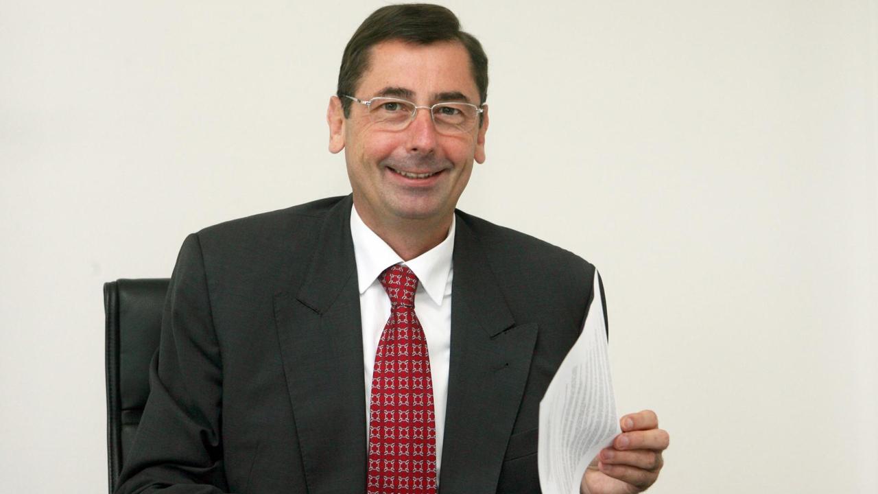 Georg Funke, Ex-Vorstandsvorsitzender der DAX notierten Immobilienbank Hypo Real Estate am Schreibtisch in seinem Büro, aufgenommen am Freitag (25.08.2006) im Firmensitz in München. 