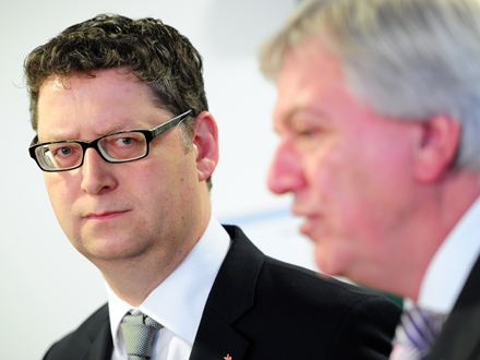 Der Landesvorsitzende der Hessen-SPD Thorsten Schäfer-Gümbel (l.) und der hessische Ministerpräsident Volker Bouffier (CDU)  am 07.11.2013 im Landtag in Wiesbaden (Hessen).