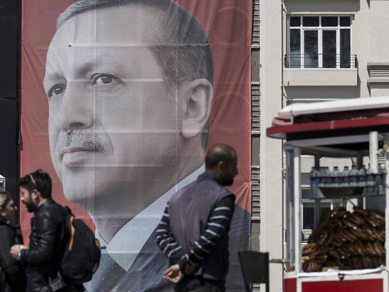 Der Taksim-Platz in Istanbul - im Hintergrund ein Bild von Präsident Recep Tayyip Erdogan.