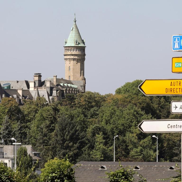Blick auf die Altstadt von Luxemburg. Im Vordergrund rechts Straßenschilder, die in verschiedene Richtungen weisen - aufgenommen im August 2017.