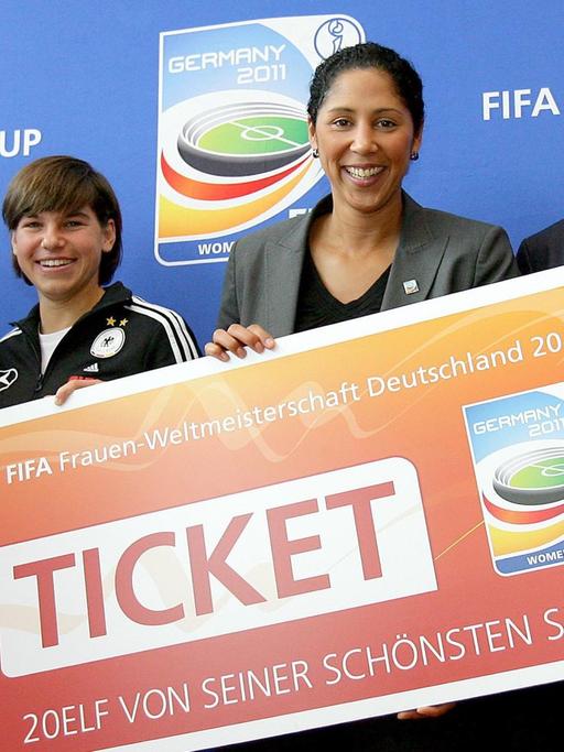DFB-Präsident Theo Zwanziger , Nationalspielerin Ariane Hingst, OK-Präsidentin Steffi Jones und DFB-Generalsekretär Wolfgang Niersbach halten in Frankfurt am Main nach einer Pressekonferenz zum Ticketverkauf für die FIFA Frauenweltmeisterschaft 2011 in Deutschland einer überdemensionales Ticket in den Händen.