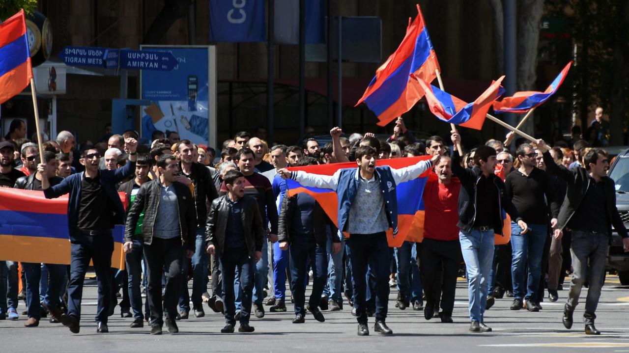 Das Foto zeigt Anhänger der armenischen Opposition auf einer Kundgebung in der Hauptstadt Eriwan.