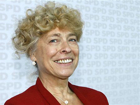 Gesine Schwan wartet auf den Beginn der Sitzung des SPD-Parteivorstands im Willy-Brandt-Haus in Berlin. Gesine Schwan wartet auf den Beginn der Sitzung des SPD-Parteivorstands im Willy-Brandt-Haus in Berlin.