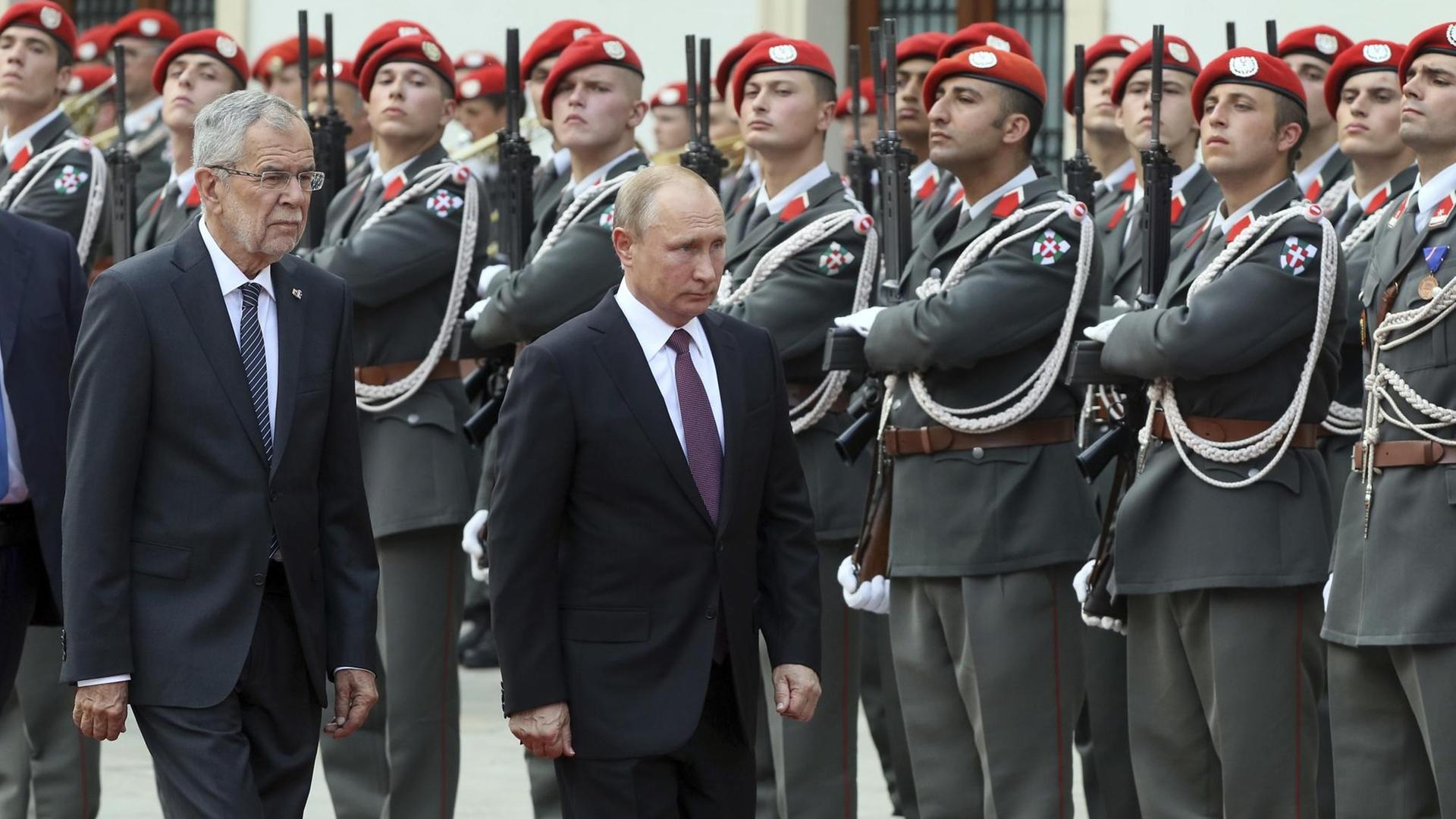Der österreichische Bundespräsident Van der Bellen und Russlands Präsident Putin schreiten in Wien gemeinsam die Reihen der österreichischen Soldaten ab.