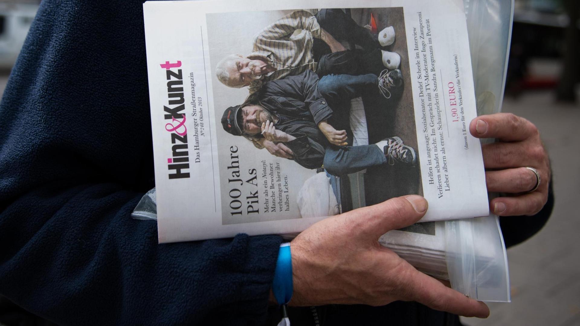 Der ehemalige Obdachlose Klaus verkauft am 10.10.2013 vor einem Kaufhaus in Hamburg das Straßenmagazin "Hinz&Kunzt".