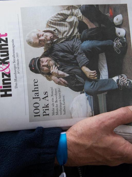 Der ehemalige Obdachlose Klaus verkauft am 10.10.2013 vor einem Kaufhaus in Hamburg das Straßenmagazin "Hinz&Kunzt".