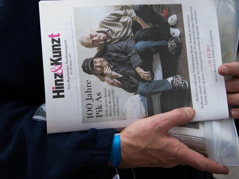 Der ehemalige Obdachlose Klaus verkauft am 10.10.2013 vor einem Kaufhaus in Hamburg das Straßenmagazin "Hinz&Kunzt".