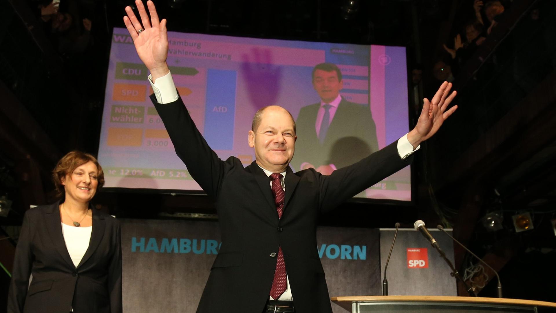Olaf Scholz feiert seinen Sieg bei der Wahl in Hamburg Olaf Scholz feiert seinen Sieg bei der Wahl in Hamburg
