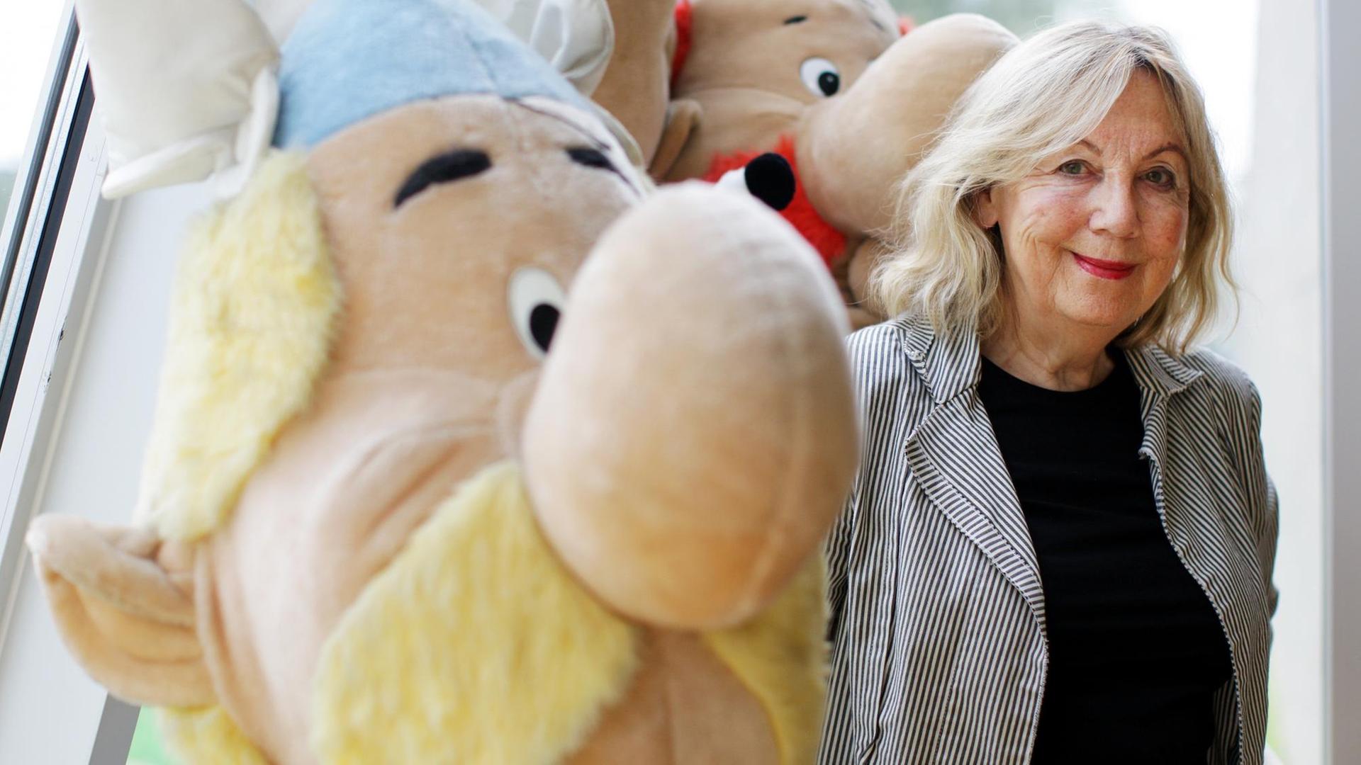 Die Übersetzerin Gudrun Penndorf steht neben einer großen Asterix-Figur.