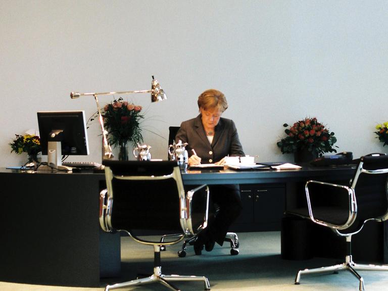 Bundeskanzlerin Angela Merkel (CDU) sitzt am 24. November 2005 an ihrem Schreibtisch im Bundeskanzleramt.