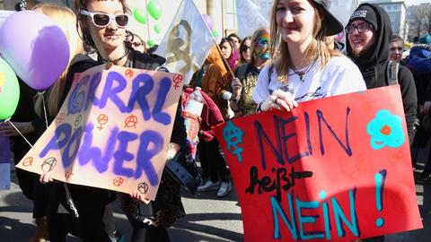 Bei einer Demonstration werben Frauen für das Prinzip "Nein heißt Nein" im Sexualstrafrecht.