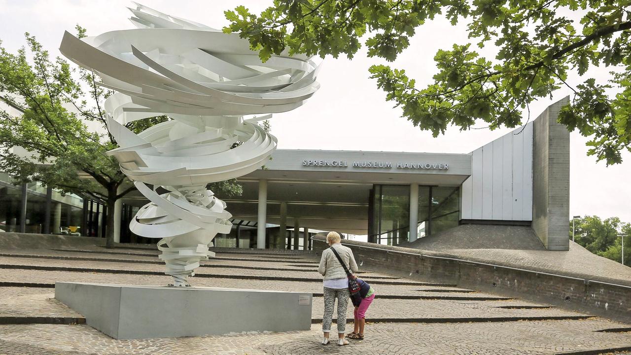 Blick auf das Sprengel Museum in Hannover am Maschsee