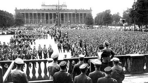 Das Bild zeigt den Reichspropagandaleiter der Nationalsozialisten, Joseph Goebbels, während einer Ansprache im Berliner Lustgarten. Vor ihm is eine riesige Menschenmenge