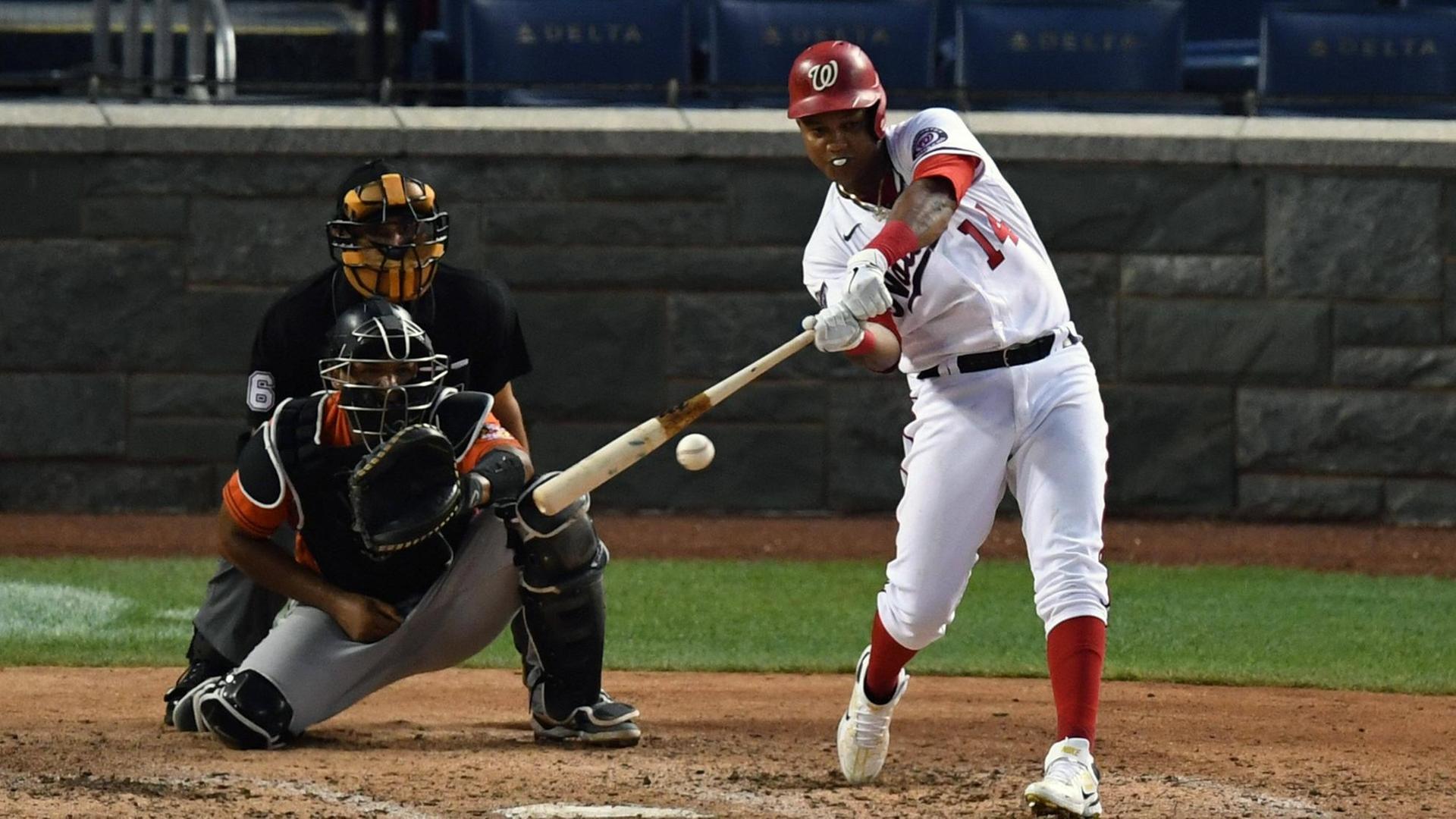 Starlin Castro von den Washington Nationals trifft im Testspiel gegen Baltimore einen Baseball
