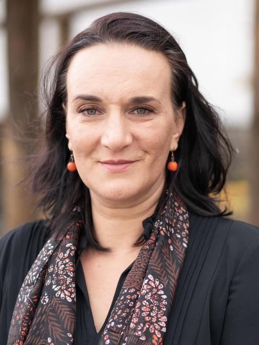 27.10.2018, Hessen, Darmstadt: Die deutsch-ungarische Schriftstellerin Terézia Mora steht auf der Terrasse des Darmstädter Staatstheaters, wo sie später mit dem Georg-Büchner-Preis 2018 ausgezeichnet wird.